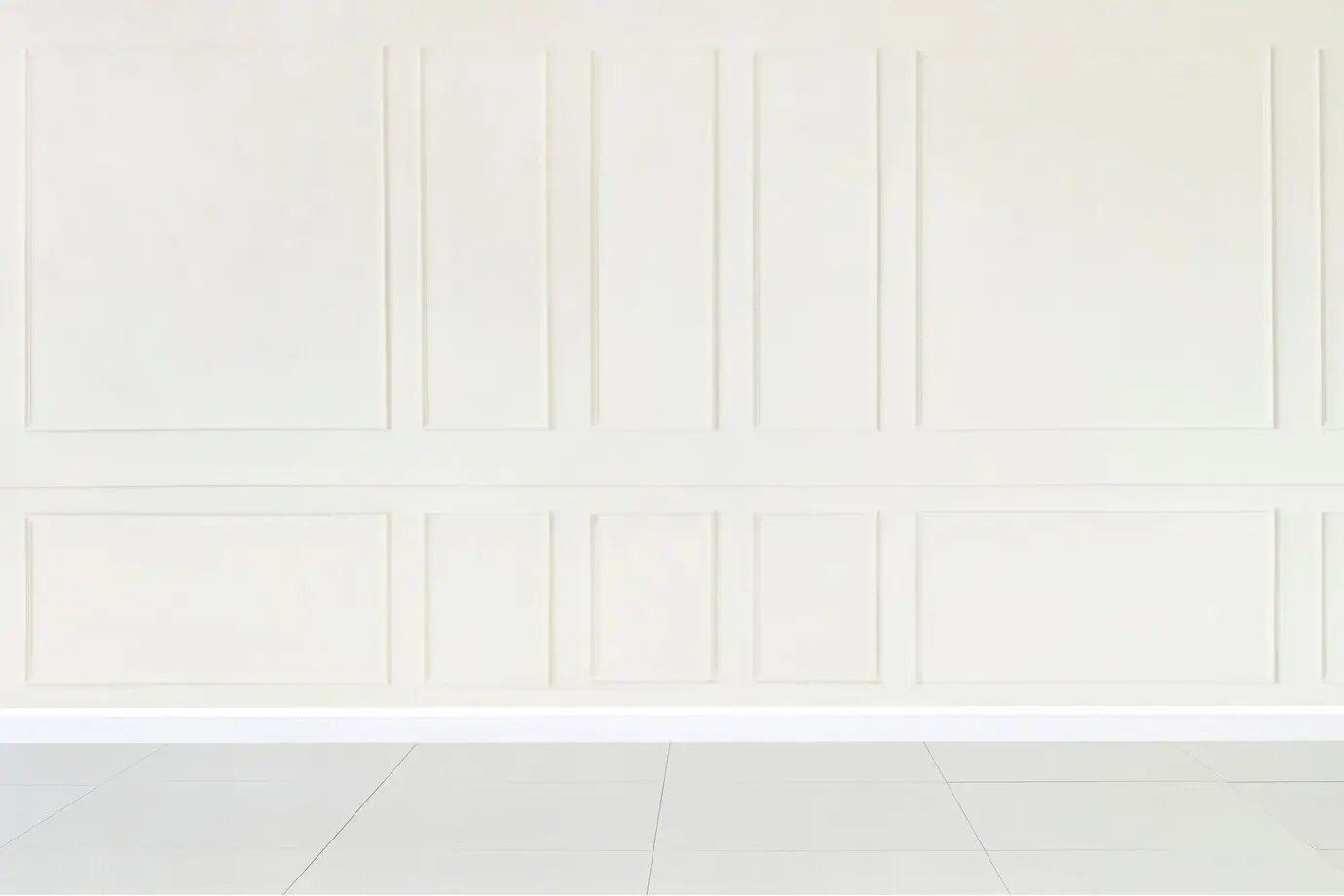 Minimalistisches Mockup eines leeren Raums mit weißer gemusterter Wand.